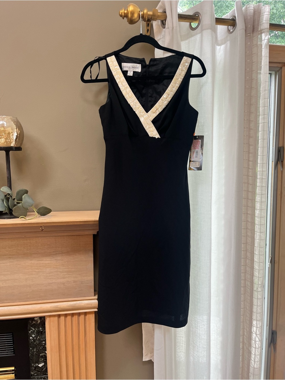 Donna Ricco NWT Black Ivory Embellished V Neck Sheath Dress Size 4